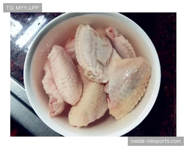 扬尼斯训练完啃鸡翅被拍，这自律人设是不是有点绷不住了？