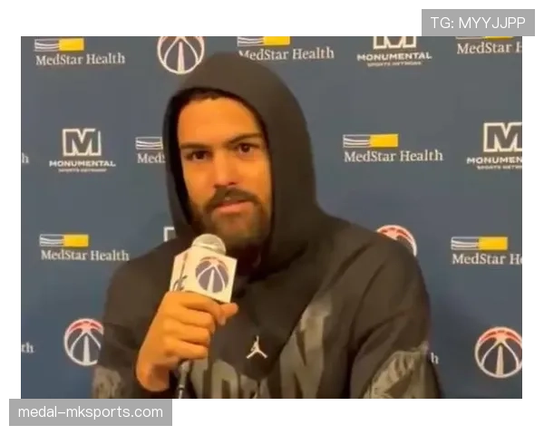 炸鸡店排队碰到特雷·杨，邻居一脸懵，手腕那块表把人分成两个世界